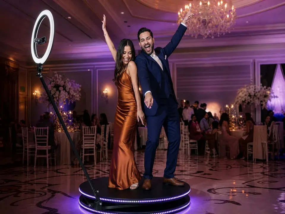 Pareja en videomatón 360 en boda en Girona