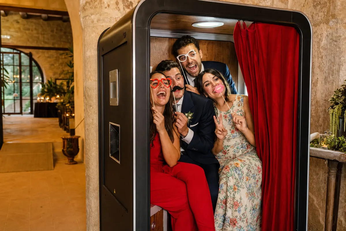 Invitados en fotomatón clásico en boda Girona